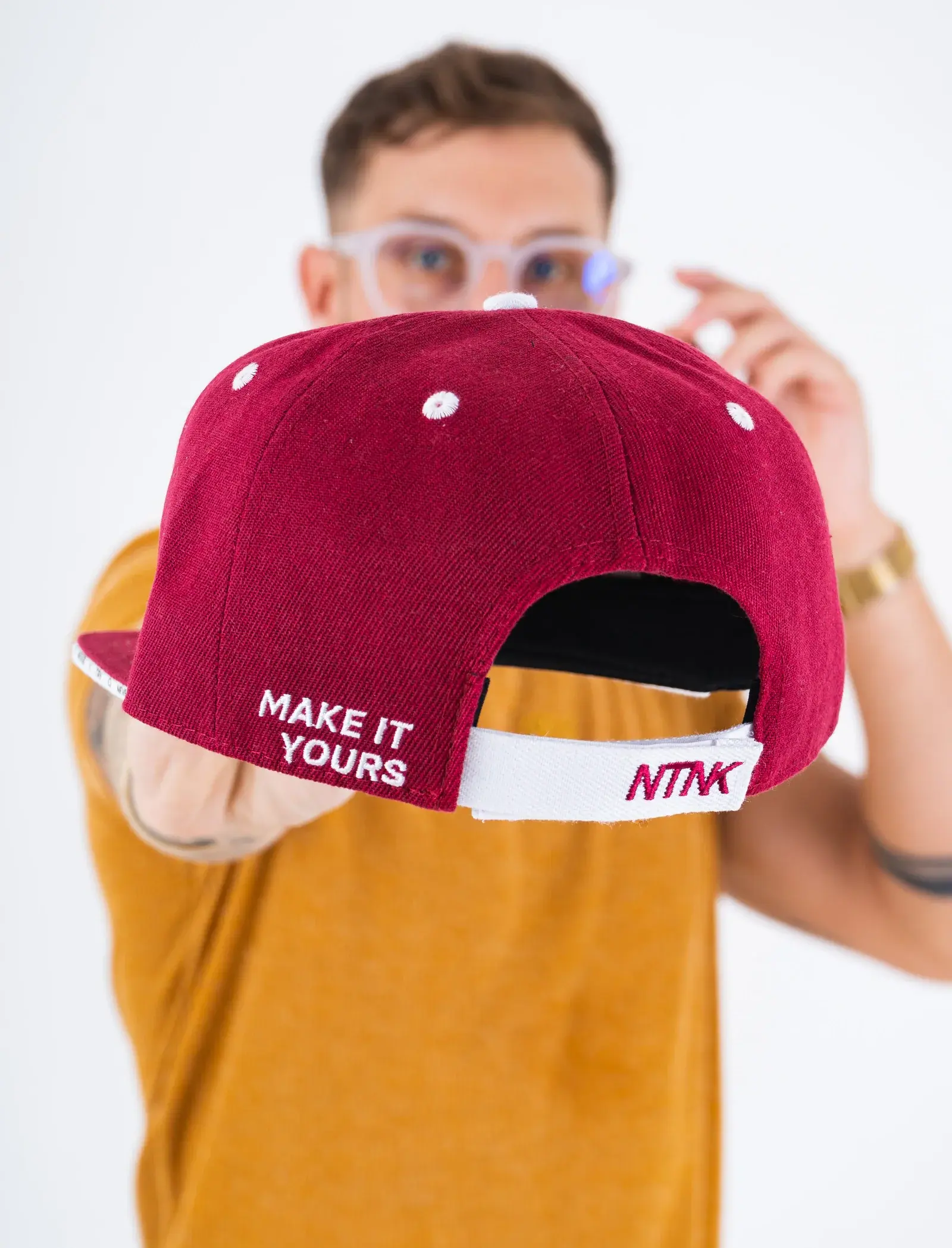 Eine bordeauxrote NTNK Snapback vor der Kamera